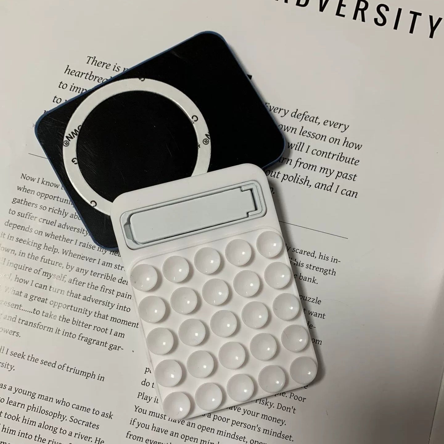 Sammenligning af Hvid MagSafe Suction Mobilholder med Kickstand og medfølgende Universel Magnet Ring på spejl overflade