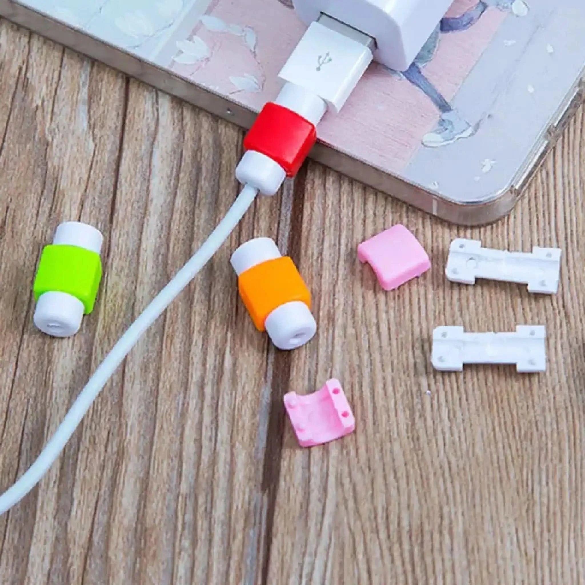 Oplader beskytter – nærbillede af kabelbeskyttere i brug på opladerkabler