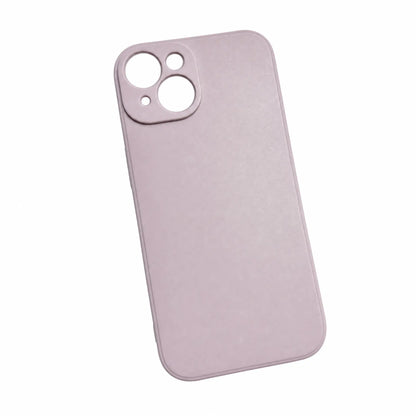 Close-up af lilla iPhone cover med hævet kamerakant og mat silikone finish
