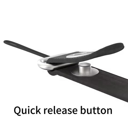 Nærbillede af den smarte quick release metalknap på crossbody mobilremmen
