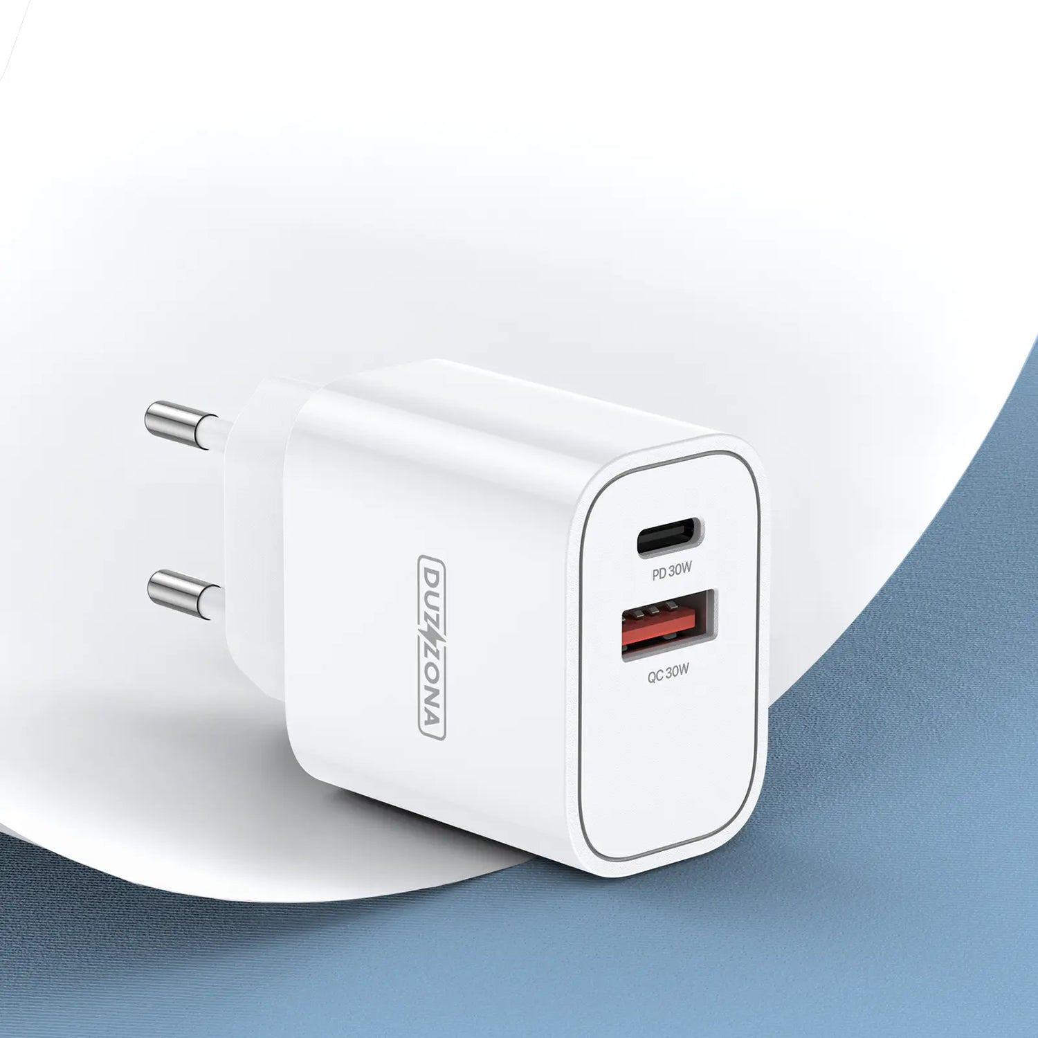 Miljøbillede af Duzzona 30W oplader – minimalistisk design med USB-C og USB-A porte