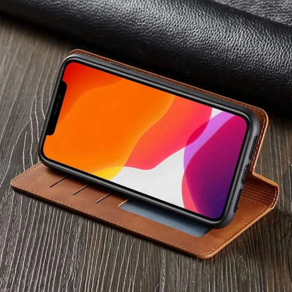 Magnetisk flip cover til iPhone – brun, åben med telefon og kortplads