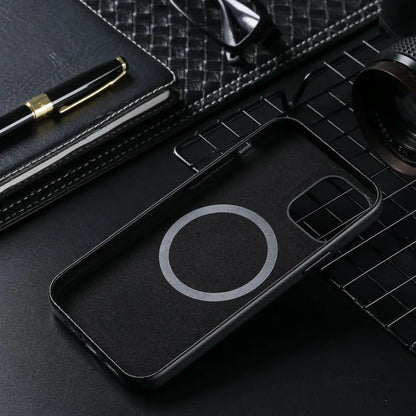 Sort iPhone MagSafe cover – vises indvendigt med MagSafe-ring, elegant design på sort baggrund med notesbog, briller og kamera