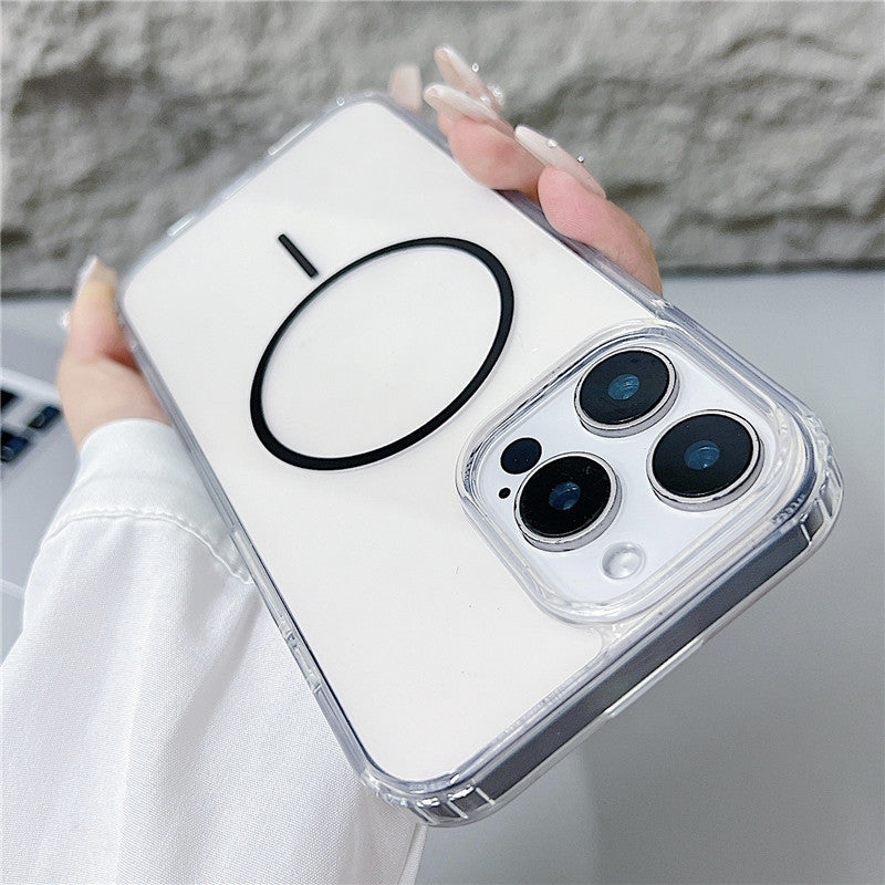 Transparent MagSafe cover til iPhone med sort ring – stødsikkert og slankt design. Holdes i hånden.
