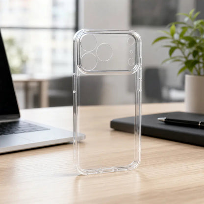 Gennemsigtigt iPhone-cover i klart TPU stående på et skrivebord med laptop og notesbog i baggrunden