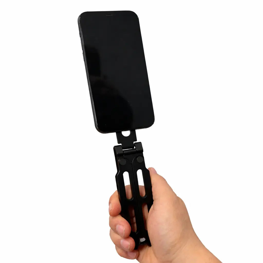 Magnetisk mobilholder holdt i hånden – foldbar metal konstruktion