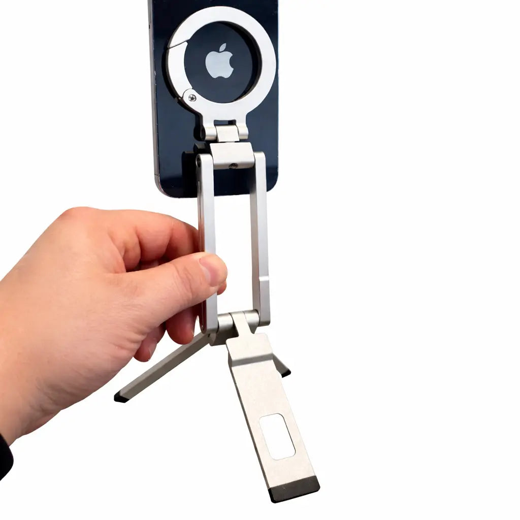 Magnetisk telefonholder monteret på iPhone med magnetring – klar til brug