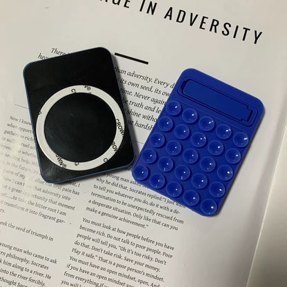 Blå MagSafe Suction Mobilholder med Kickstand og flere sugekopper monteret bag på laptop