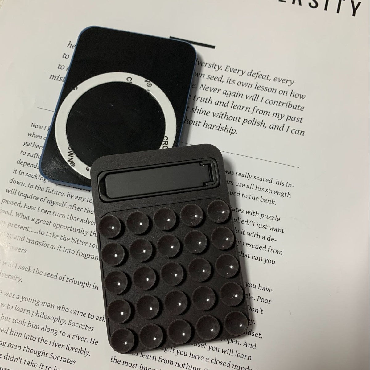 Sammenligning af Sort MagSafe Suction Mobilholder med Kickstand og medfølgende Universel Magnet Ring på spejl overflade