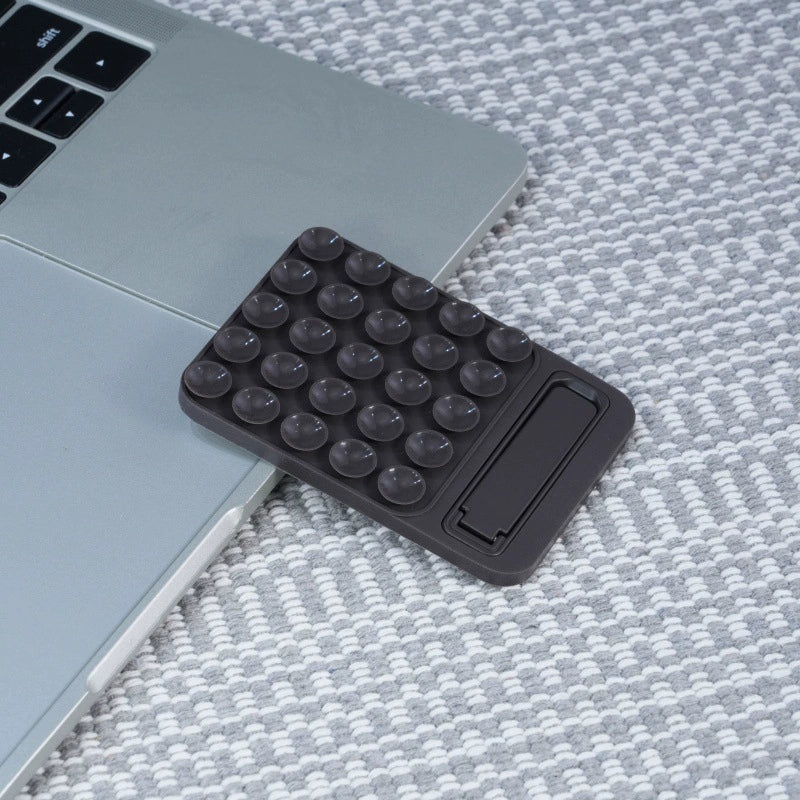 Sort MagSafe Suction Mobilholder med Kickstand monteret bag på laptop for skrivebordsvisning