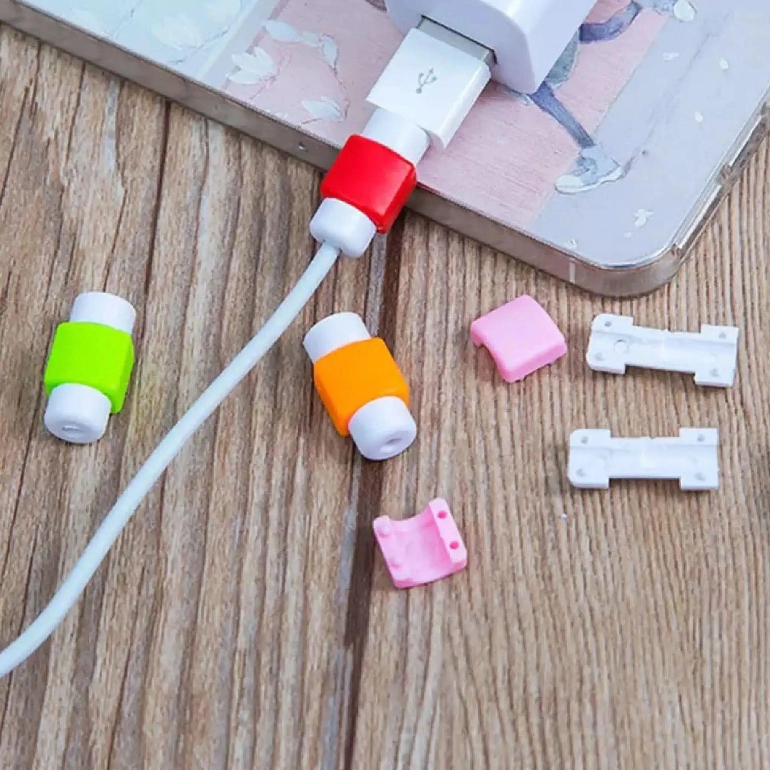 Oplader beskytter – nærbillede af kabelbeskyttere i brug på opladerkabler