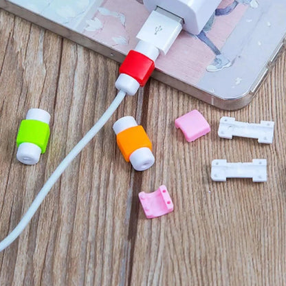 Oplader beskytter – nærbillede af kabelbeskyttere i brug på opladerkabler