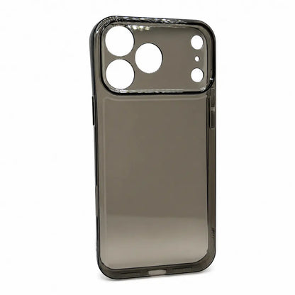 Sort transparent TPU iPhone-cover med røget finish og præcise udskæringer til kamera vist på hvid baggrund