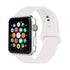 Hvid sportsrem til Apple Watch – silikone, monteret på ur, set forfra