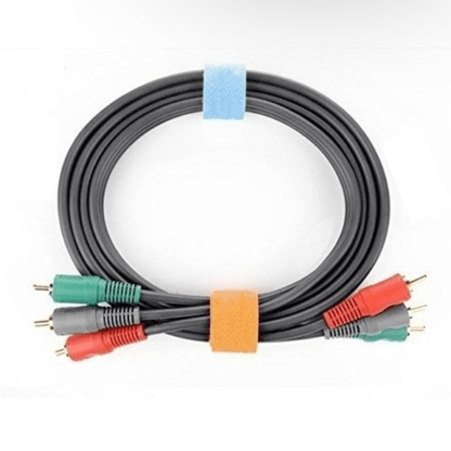 Velcro kabelbinder i orange farve på sort kabel – perfekt til kabelstyring