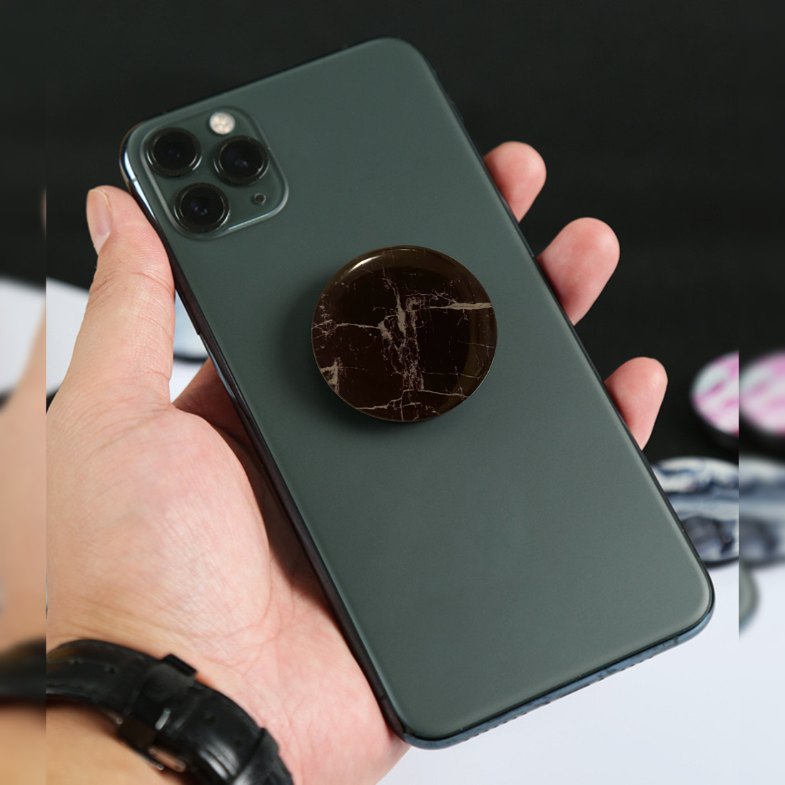 Brun marmor popsocket monteret på smartphone